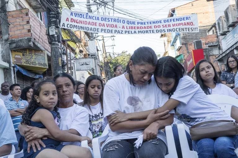 Parentes e amigos de vítimas em ato ecumênico em homenagem aos nove mortos em baile funk em Paraisópolis