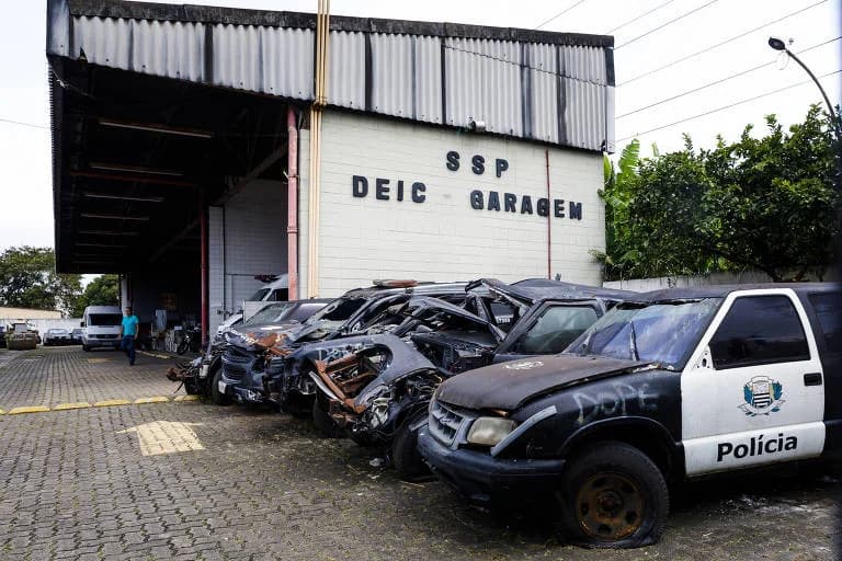Viatura da Polícia Civil em garagem do Deic, Carandiru, São Paulo