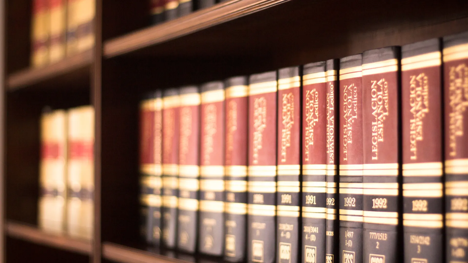 Coleção de livros jurídicos em estante