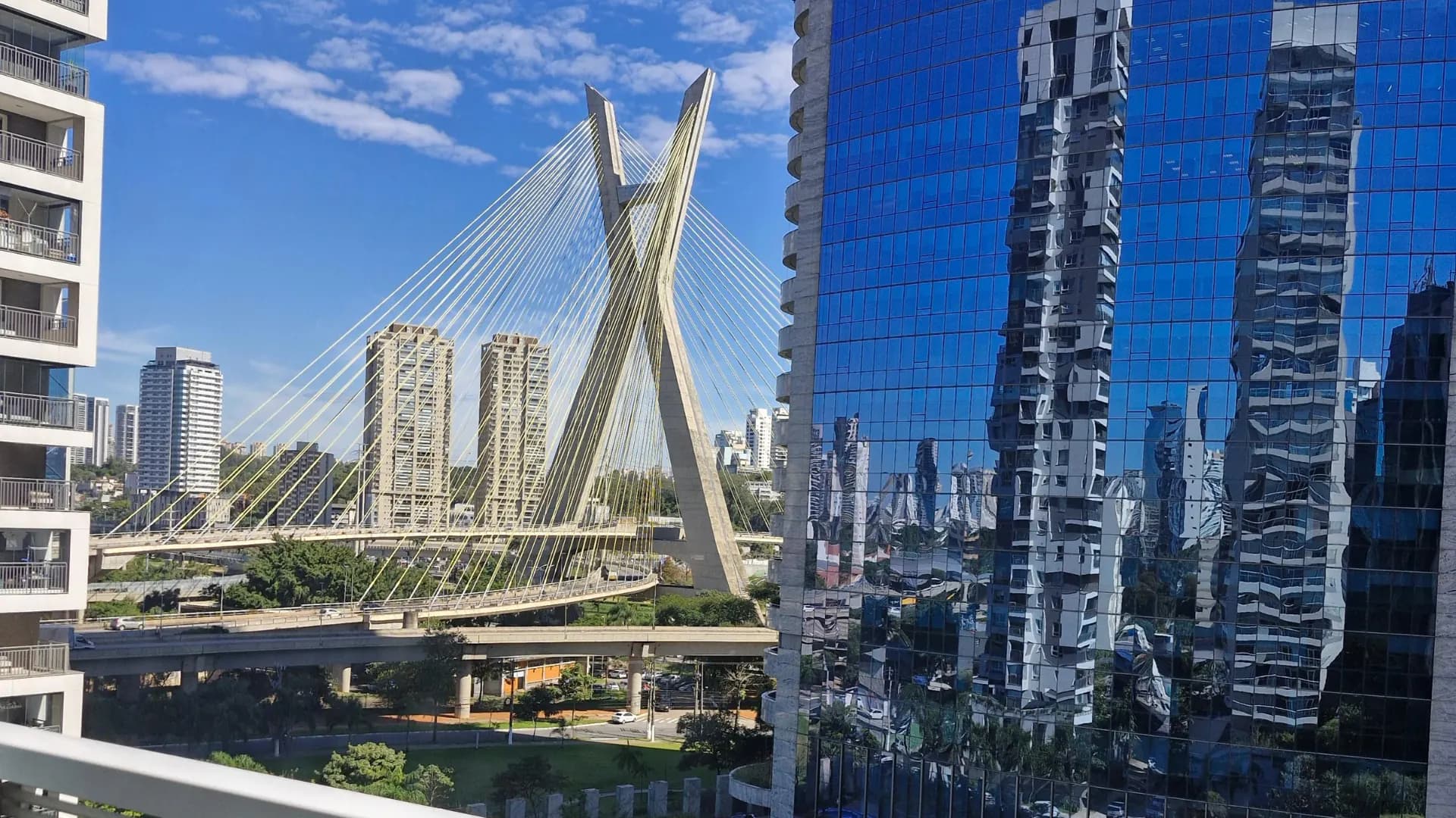 Vista de São Paulo e da Ponte Estaiada, região do escritório